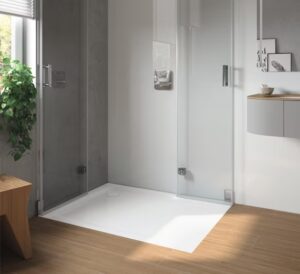 Ein modernes Badezimmer mit einer begehbaren Glasdusche mit weißer Duschwanne, Holzboden, einer kleinen Holzbank und einer Topfpflanze am Fenster. Natürliches Licht fällt durch ein teilweise geöffnetes Fenster ein.