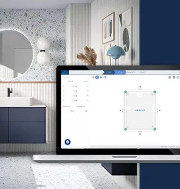 Im Hintergrund ist ein modernes Badezimmer mit einem runden Spiegel, einem blauen Waschtisch und Terrazzo-Wänden zu sehen. Im Vordergrund zeigt ein Laptop eine Raumvermessungs- oder Gestaltungssoftware an.