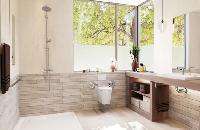 Modernes, barrierefreies Badezimmer mit begehbarer Dusche, Wandtoilette, großem Fenster mit Blick auf grüne Bäume und einem Waschtisch mit Ablage und Pflanzen, der eine helle und luftige Atmosphäre schafft.