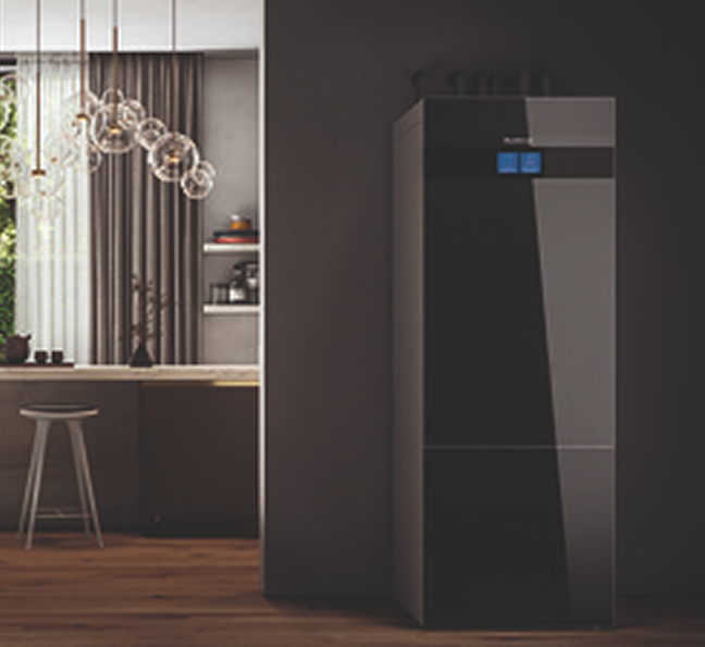 Ein modernes, hohes, schwarzes Gerät mit digitaler Anzeige steht vor einer dunklen Wand in einer stilvollen Küche mit Holzfußboden, Barhockern, Hängelampen und großen Fenstern mit Vorhängen.