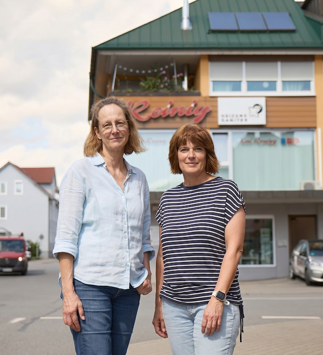 Frau Reinig mit Kollegin vor dem Firmengebäude. 