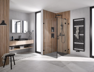 Modernes Badezimmer mit Holzlattenwänden, einer Glasduschkabine, schwarzen Armaturen, einem schwebenden Waschtisch mit rundem schwarzem Waschbecken, einem Handtuchwärmer, einem gemusterten Teppich und einer minimalistischen Einrichtung.